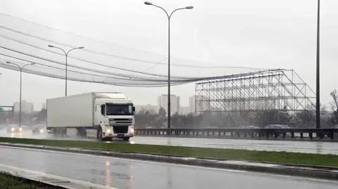 "Tunel" z siatki nad Trasą Siekierkowską