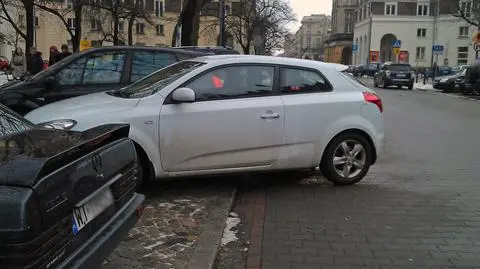 Nie było miejsca. I tak zaparkował
