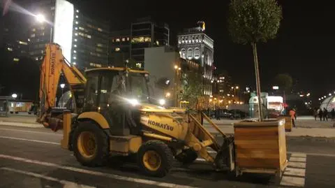 Prace na ostatnią chwilę. Rozwozili donice, wyklejali znaki