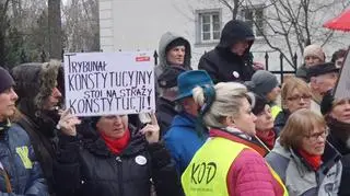 Manifestacja KOD pod TK