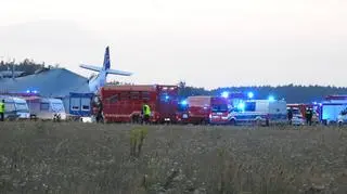 Samolot uderzył w hangar