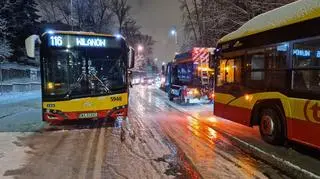 Śliska jezdnia na Belwederskiej