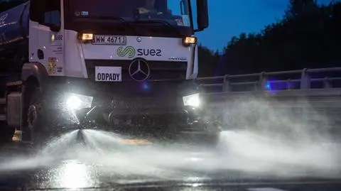 Wykorzystują wodę z basenów. Zamiast zrzucić do kanalizacji myją nią ulice