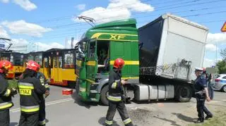 Tir zderzył się z tramwajem