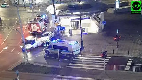 Ścięte słupki i porzucone auto na placu Wilsona. Policja szuka kierowcy