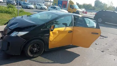 Zderzenie dwóch aut. Pasażerka w szpitalu, kierowca uciekł