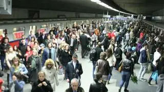 Tłumy pasażerów na stacji Politechnika