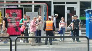 Informatorzy ZTM na przystankach autobusowych w centrum