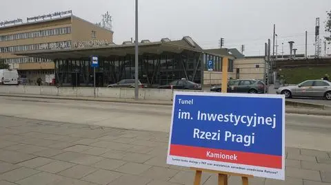 W miejscu, gdzie miał powstać tunel, zawieszono tablice 