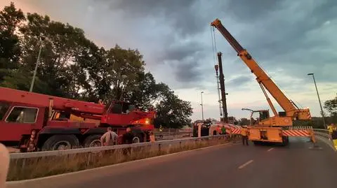 Betoniarka na boku. Do jej postawienia na koła potrzebowali dwóch dźwigów i holownika