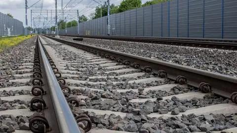 Dziesięciolatkowie układali kamienie na torach