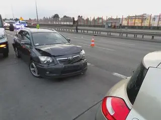 Kolizja trzech aut na Trasie Siekierkowskiej 