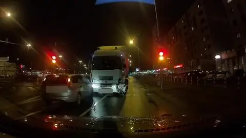 Pijany jechał pod prąd, uszkodził 10 aut. Kierowcy tira grozi osiem lat więzienia