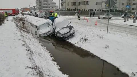 Wpadły do rowu, bo prywatna ulica była nieodśnieżona. Dzielnica chce ją przejąć