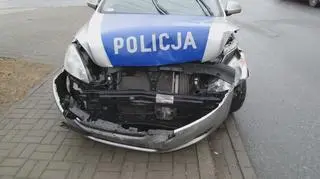 Uszkodzony pojazd policji