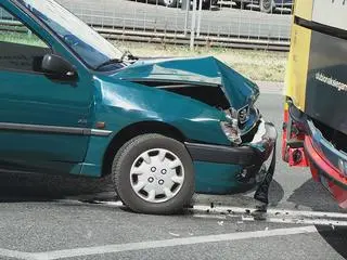 Samochód uderzył w autobus miejski