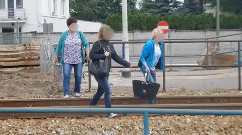 Ruszyła budowa w Międzylesiu. Ludzie przechodzą przez tory