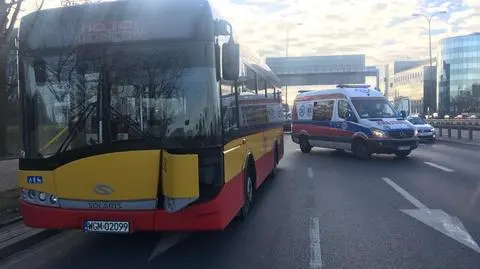 Autobus potrącił kobietę w Alejach Jerozolimskich. "Przechodziła poza pasami"