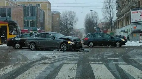 Wypadek w al. Jana Pawła II. Bmw zablokowało przejazd