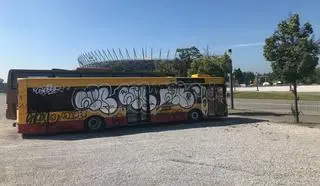 Porzucony autobus przy Stadionie Narodowym