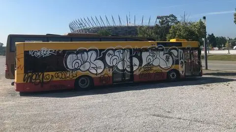 Porzucony i zdewastowany autobus przed Stadionem Narodowym