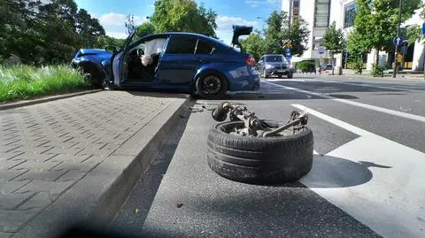 Wypadek na Mazowieckiej. Dwa auta rozbite, jedno straciło koło