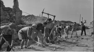 Mężczyźni z organizacji żydowskiej przy odgruzowywaniu terenu getta, 1947