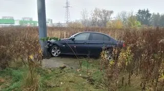 BMW uderzyło w słup 