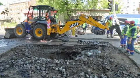 Awaria wodociągowa na Pradze Północ. Zamknięta ulica, autobusy na objazdach