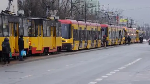 Sznur tramwajów na moście Poniatowskiego