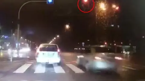 Na czerwonym, z dużą prędkością przez Ostrobramską