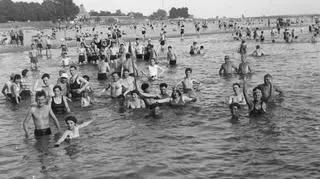 Plażowicze nad Wisłą w Warszawie, 1958.