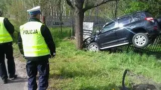 Auto uderzyło w drzewo