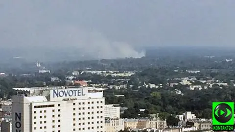 Pożar trawy w Wawrze. Słup dymu widoczny w centrum