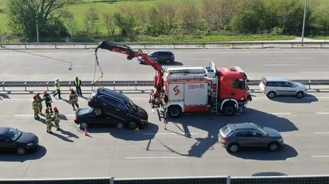 Jedno auto na drugim. Trzy godziny utrudnień na moście