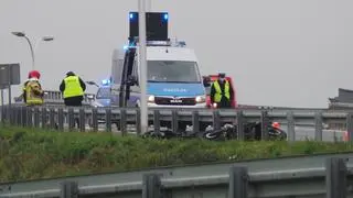 Motocyklista uderzył w bariery na Węźle Opacz-Kolonia