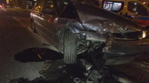 "Urwało się koło, odpadły drzwi". Auto dostawcze zderzyło się z BMW