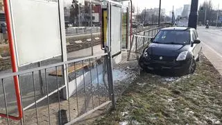 Kierowca wjechał w przystanek tramwajowy w alei Jana Pawła II