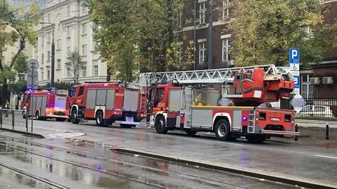 Utrudnienia w Śródmieściu. Służby interweniują w budynku MON