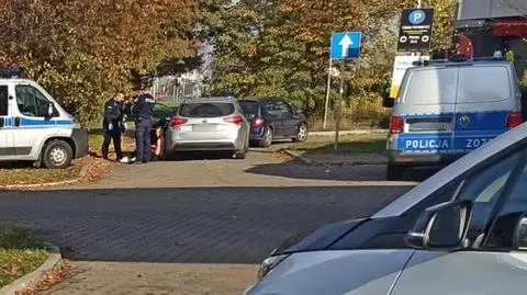 Ruszył z piskiem opon, policjanci pojechali za nim. Po drodze wyrzucał narkotyki