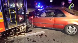 Czołowe zderzenie autobusu z osobówką przy Cmentarzu Północnym