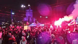 Protestujący na rondzie Dmowskiego