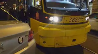 Stanęły tramwaje, przez źle zaparkowane auto