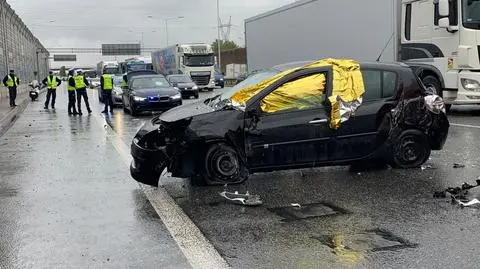 Auto na barierkach, w środku dwie pijane osoby. Żadna nie przyznaje się do kierowania