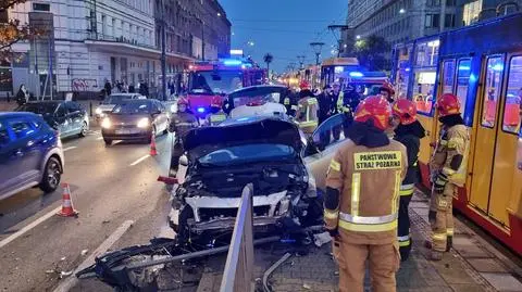 Zderzenie w Jerozolimskich. Jedno z aut wpadło na przystanek tramwajowy