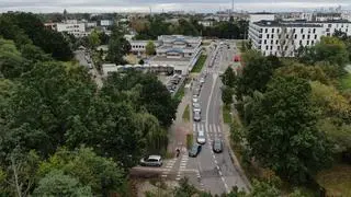 Sznur aut w kolejce do punktu badań drive-thru