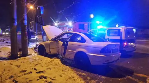 Skosił sygnalizator i znak. Zatrzymał się na latarni
