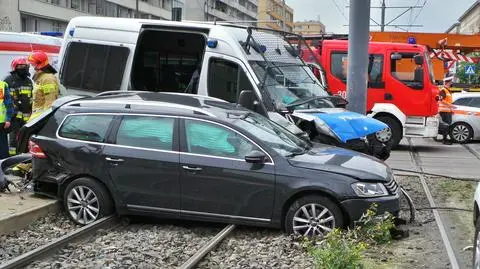 Radiowóz zderzył się z innym autem. "Dwoje dzieci zabranych do szpitala". Stanęły tramwaje