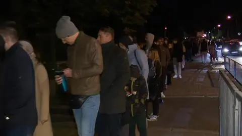 Tłumy przed lokalami w Warszawie. "Mam wrażenie, że ta kolejka się nie skraca"