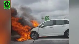 Pożar samochodu na wylocie z Warszawy